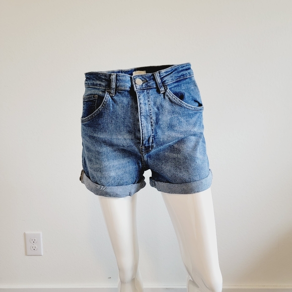 H&M Denim High Waist Short Booty Shorts Medium Light Wash Cuffed Sz 10 / 42 - Picture 2 of 7